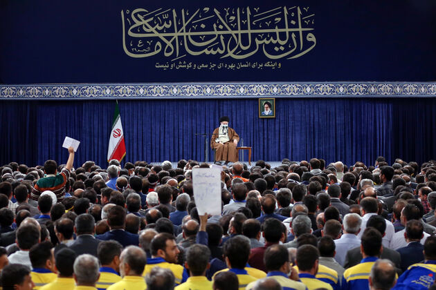  رهبر انقلاب مقابله هوشیارانه کارگران با تحریکات دشمنان را تحسین کردند