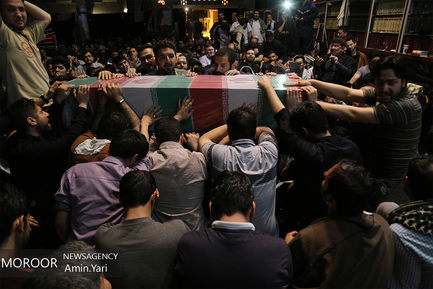 وداع دانشجویان معتکف با شهید گمنام در دانشگاه تهران