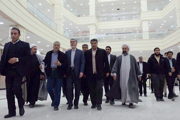 سید عباس صالحی از کتابخانه و تالار مرکزی اراک بازدید کرد