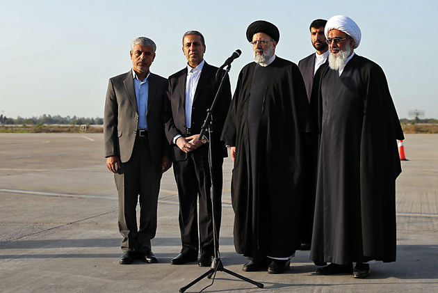 دیدار آیت الله رییسی با صیادان و ملوانان اسکله جفره در بوشهر