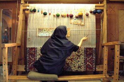 مددجویان هنرمند یزدی ۲۲۰ تخته فرش بافتند/اردکانی‌ها پیشتاز