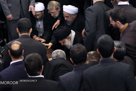 اقامه نماز بر پیکر آیت الله هاشمی رفسنجانی توسط مقام معظم رهبری