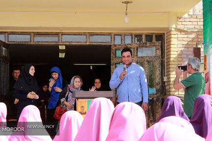 تجهیز کتابخانه مدرسه زینبیه با همراهی احسان حدادی