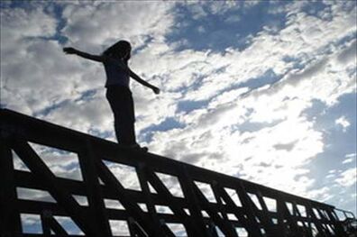 خودکشی از طبقه ششم ساختمانی در اتوبان چمران