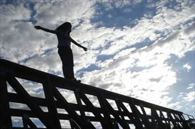 خودکشی از طبقه ششم ساختمانی در اتوبان چمران