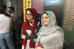 ترانه علیدوستی در صف رأی گیری