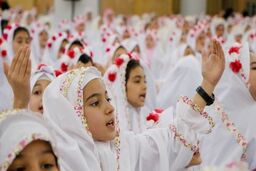 عکس/ دعا کردن یک دانش آموز در جشن تکلیف

