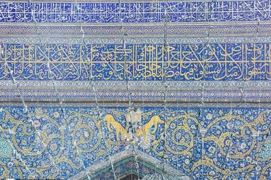 روایتی از خاص ترین کاشی تصویری حرم مطهر رضوی که کمتر شناخته شده است/ کمینِ دو شیر در ایوان نقاره خانه