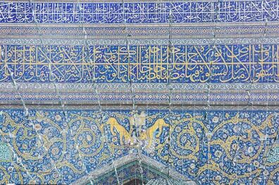روایتی از خاص ترین کاشی تصویری حرم مطهر رضوی که کمتر شناخته شده است/ کمینِ دو شیر در ایوان نقاره خانه