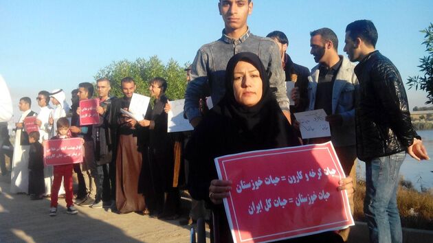 هشتمین زنجیره انسانی «حمایت از کارون» در اهواز تشکیل شد
