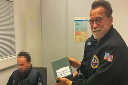 آرنولد در فرودگاه مونیخ دستگیر شد + عکس