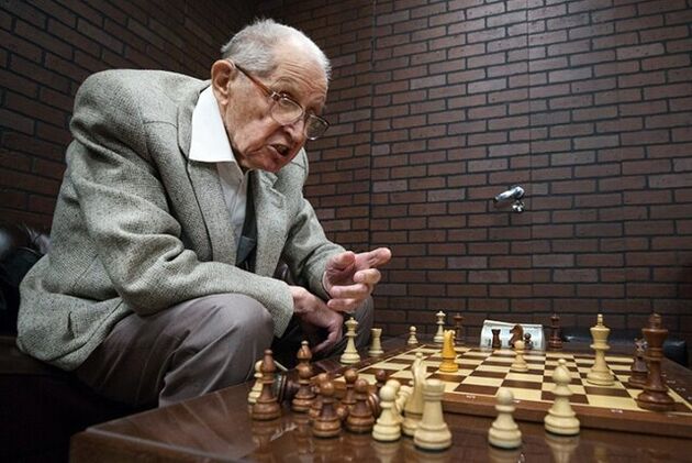 مسن‌ ترین استاد بزرگ شطرنج ۱۰۰ ساله شد