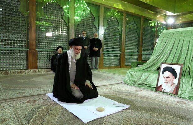 رهبر معظم انقلاب در مرقد امام خمینی (ره) حضور یافتند