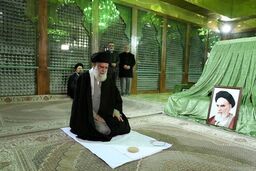 رهبر معظم انقلاب در مرقد امام خمینی (ره) حضور یافتند