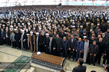 اقامه نماز بر پیکر آیت الله هاشمی رفسنجانی توسط مقام معظم رهبری