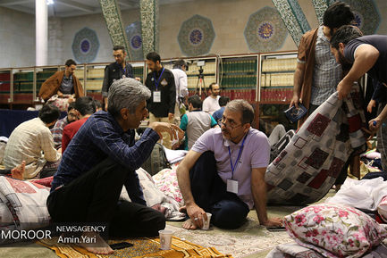 وداع دانشجویان معتکف با شهید گمنام در دانشگاه تهران