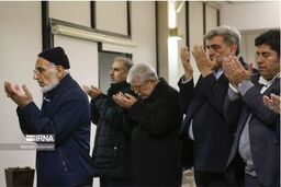 عکس/ نماز جماعت به امامت میرسلیم