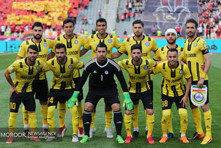 دیدار تیم های فوتبال پرسپولیس و پارس جنوبی جم