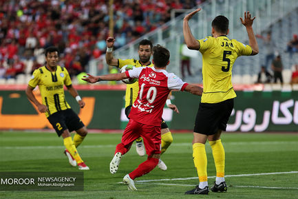 دیدار تیم های فوتبال پرسپولیس و پارس جنوبی جم
