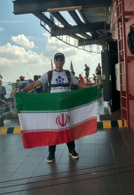 پرواز چترباز ایرانی بر فراز آسمان مالزی با نشان بانک حکمت ایرانیان

