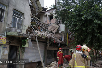فرو ریختن ساختمان قدیمی در خیابان وحدت اسلامی
