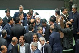 روحانی صحن علنی مجلس را ترک کرد 