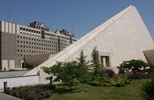 تجمع جمعی از کارگران و نهادهای صنفی مقابل مجلس