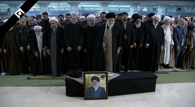 رهبر معظم انقلاب بر پیکر آیت الله شاهرودی نماز اقامه کردند