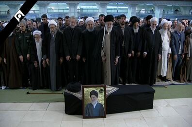 رهبر معظم انقلاب بر پیکر آیت الله شاهرودی نماز اقامه کردند