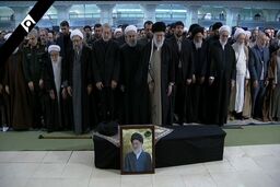 رهبر معظم انقلاب بر پیکر آیت الله شاهرودی نماز اقامه کردند