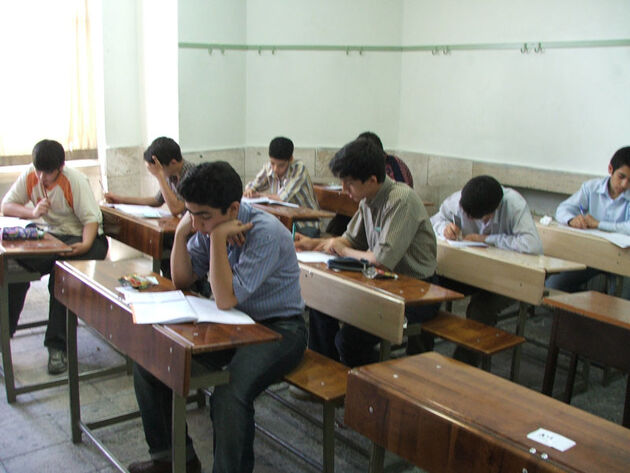 استفاده از کتب کمک آموزشی را در مدارس تایید نمی کنیم