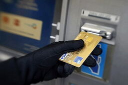 خالی کردن حساب به بهانه کمک

