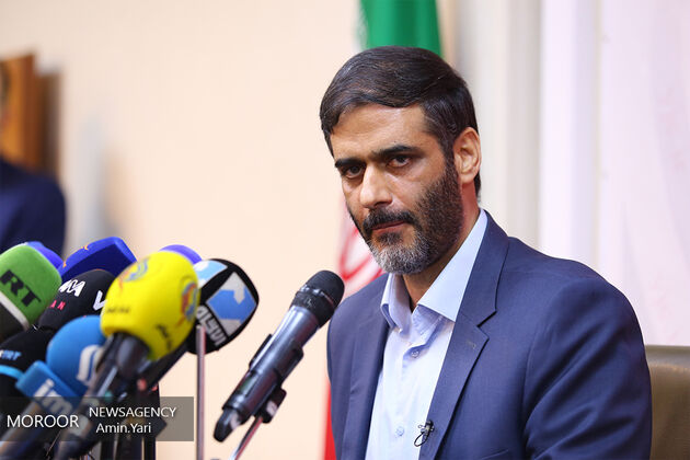 برخی دولتمردان میان مردم حاضر نمی شوند و هیچ‌کاری هم برای معیشت مردم نمی کنند