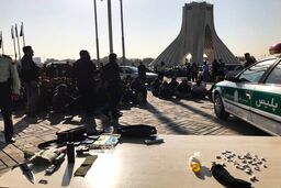 پاکسازی میدان آزادی از معتادان متجاهر و کارتن خواب ها