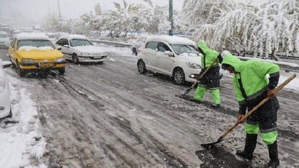 شهروندان برای برف‌روبی معابر با ۱۳۷ تماس بگیرند