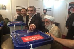 کدخدایی در ستاد نظارت بر انتخابات رأی خود را به صندوق انداخت