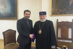 دیدار سفیر ایران در ایروان با اسقف اعظم ارامنه حوزه اچمیادزین
