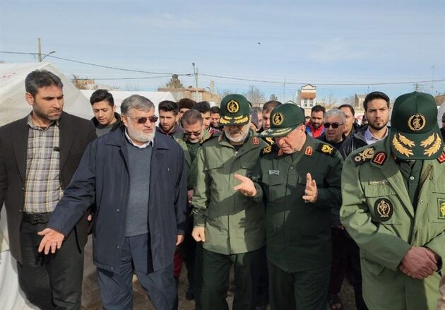 دیدار فرمانده کل سپاه با زلزله‌زدگان خوی