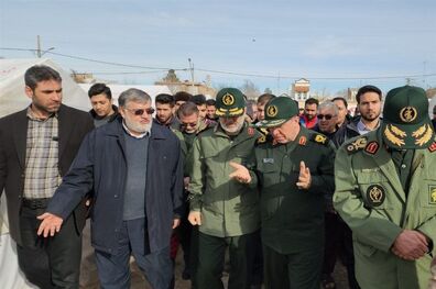 دیدار فرمانده کل سپاه با زلزله‌زدگان خوی