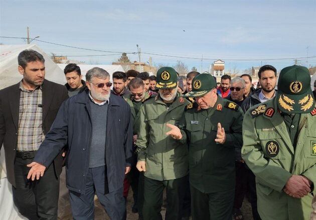 دیدار فرمانده کل سپاه با زلزله‌زدگان خوی