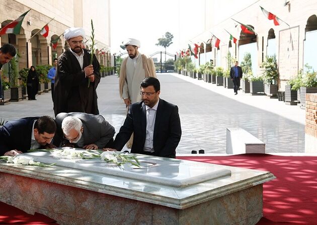 بوسه مخبر بر مزار شهید گمنام+ عکس