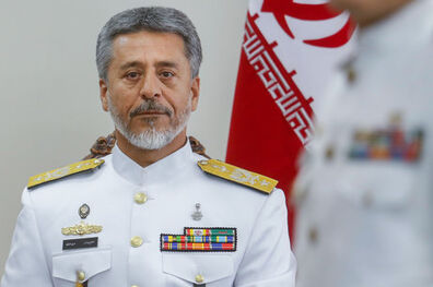 هیچ کسی بدون منت به ما کمک نمی‌ کند