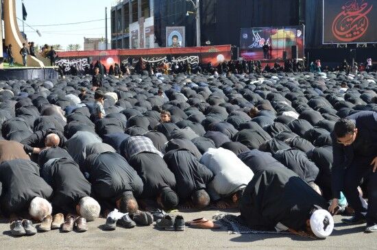 اقامه نماز جماعت ظهر عاشورا به امامت آیت الله رئیسی در چهارراه شهدا