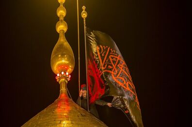 تعویض پرچم امام حسین(ع) به مناسبت فرارسیدن ماه محرم