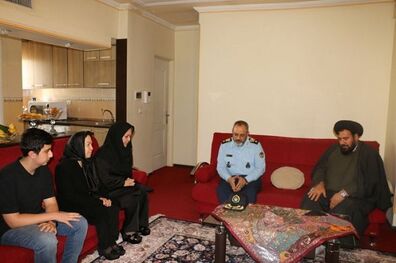 فرمانده نیروی هوایی ارتش با خانواده شهید منوچهر فتاحی دیدار و گفتگو کرد