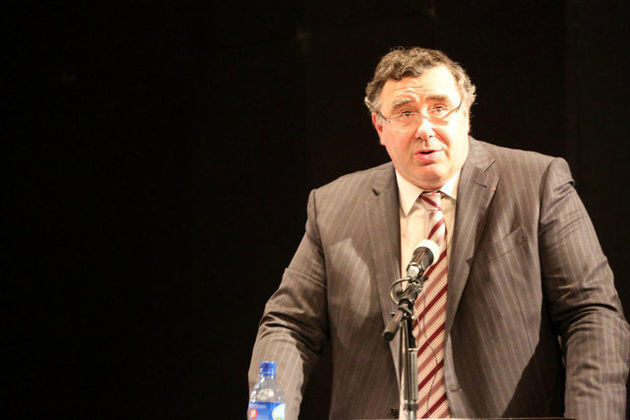 پیامدهای تصمیم دونالد ترامپ را بررسی و در قبال ایران از مقررات پیروی می کنیم