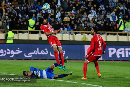 ديدار تيم های فوتبال استقلال تهران و تراكتورسازی تبريز