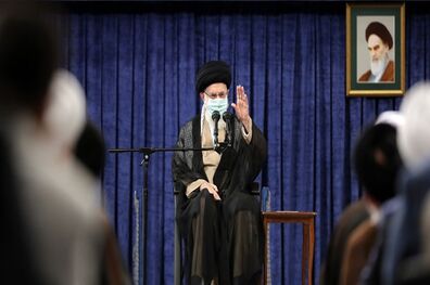 جمعی از پیشکسوتان و فرماندهان دفاع مقدس با رهبر انقلاب دیدار می‌کنند