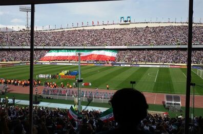 گل اول در دقیقه نخست نیمه دوم/ کمک داور مصدوم شد/ بی‌تفاوتی کی‌روش به گل ایران و درخواست از تماشاگران