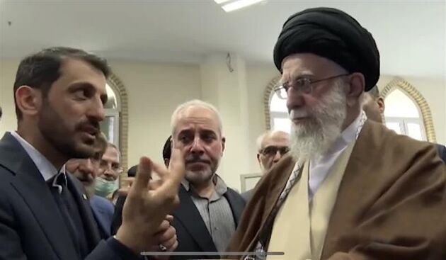 مدیرعامل فولاد مبارکه آخرین دستاوردهای این شرکت را به مقام معظم رهبری ارائه کرد
